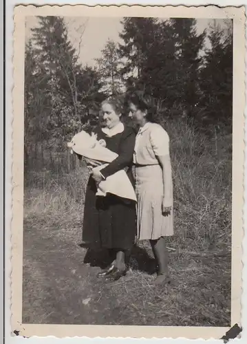 (F28052) Orig. Foto Großmutter, Mutter und Kleinkind im Freien 1944