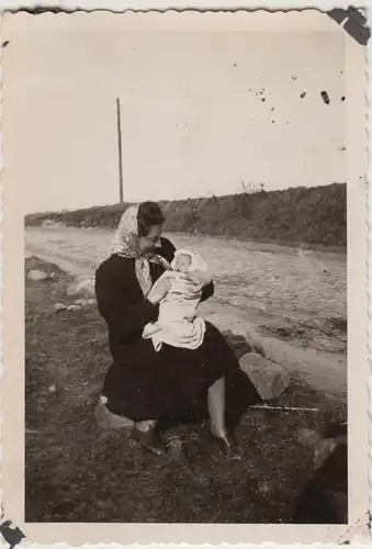 (F28051) Orig. Foto Frau m. Kleinkind a.d. Arm am Wegesrand 1940er