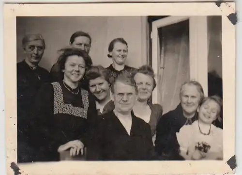 (F28050) Orig. Foto Personen, Gruppenbild am Haus 1930er