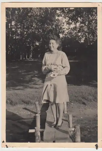 (F28048) Orig. Foto Frau Hilde auf kleinem Steg am Wasser 1943