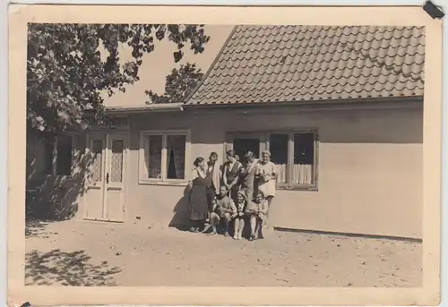 (F28047) Orig. Foto Personen, Gruppenbild am Haus 1930er