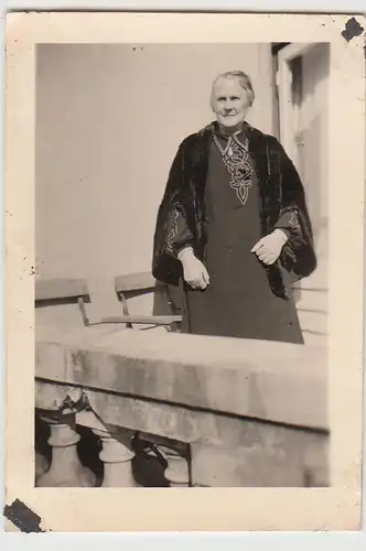 (F28046) Orig. Foto ältere Dame am Haus 1930er