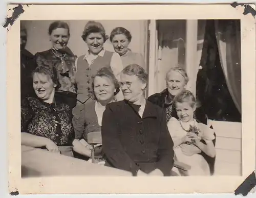 (F28045) Orig. Foto Personen, Gruppenbild am Haus 1930er