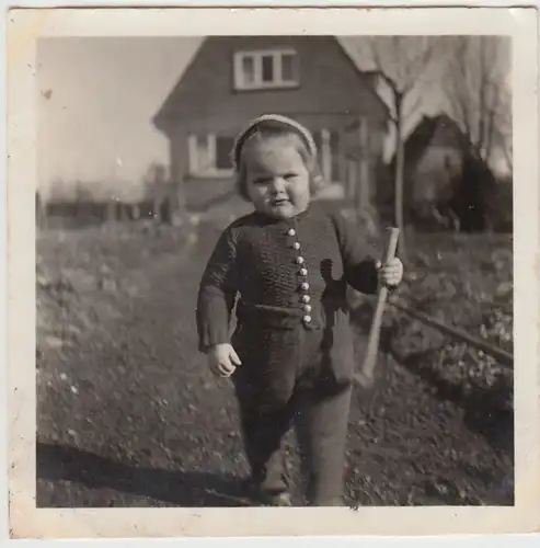 (F28042) Orig. Foto kleines Kind mit Stab auf Weg im Freien 1930er