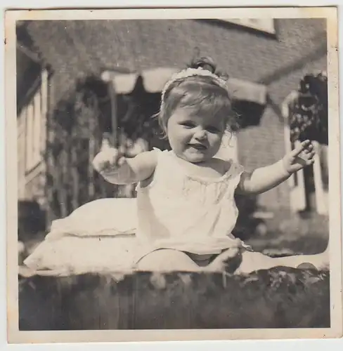 (F28041) Orig. Foto kleines Mädchen auf Wiese vor dem Haus 1930er