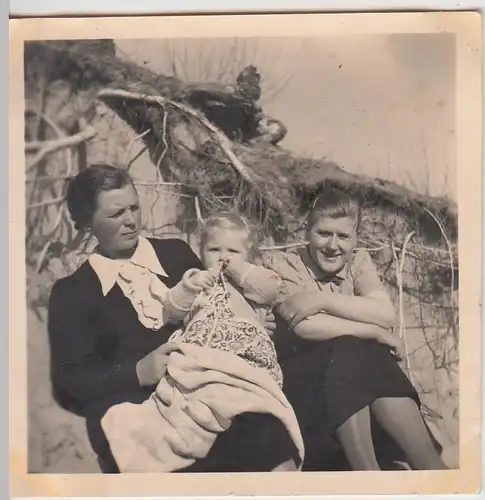 (F28040) Orig. Foto Frauen und Kleinkind im Freien, Strand 1930er