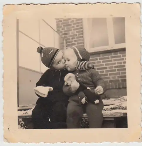 (F28039) Orig. Foto Kleinkinder mit Puppe beim Kuscheln 1940