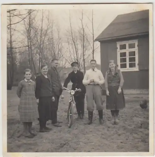 (F28037) Orig. Foto Personen mit Fahrrad an einer Baracke 1930er