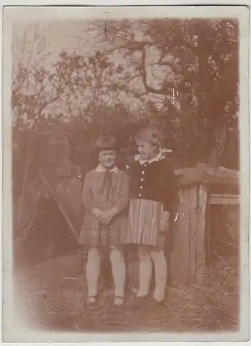 (F28033) Orig. Foto kleine Mädchen im Garten 1930er