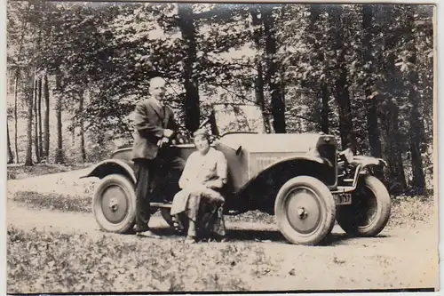 (F28030) Orig. Foto Personen an einem kleinen Automobil 1930er