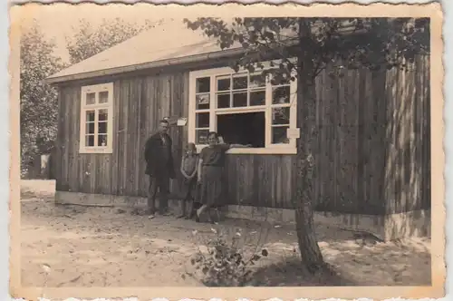 (F28028) Orig. Foto Personen an einer Verkaufsbaracke 1932