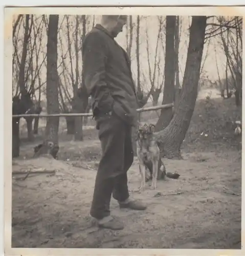 (F28027) Orig. Foto Mann mit Hund im Freien 1930er