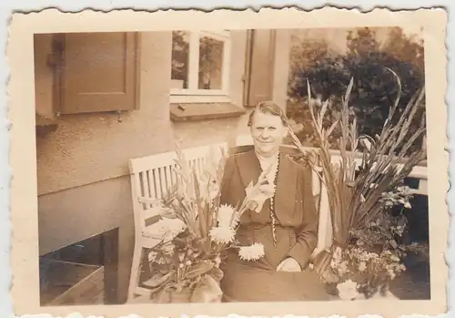 (F28023) Orig. Foto Frau mit Blumen am Haus, Sitzecke 1930er