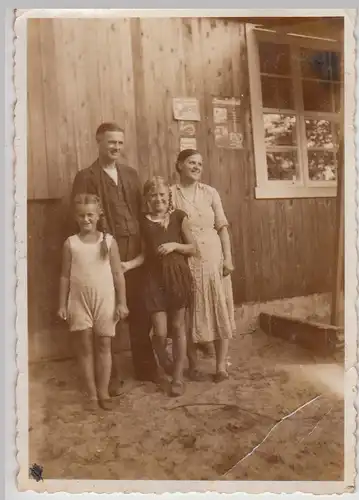 (F28022) Orig. Foto Personen, Mädchen an einer Baracke 1933