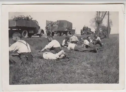 (F28014) Orig. Foto Militär-Lkw Kolonne, Rast am Straßenrand 1940er