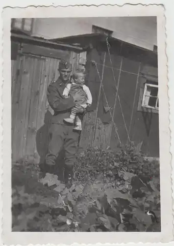 (F28013) Orig. Foto Soldat mit Kind an einem Geräteschuppen am Haus 1940er