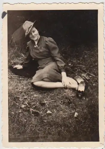 (F28010) Orig. Foto junge Frau sitzt auf der Wiese 1940er