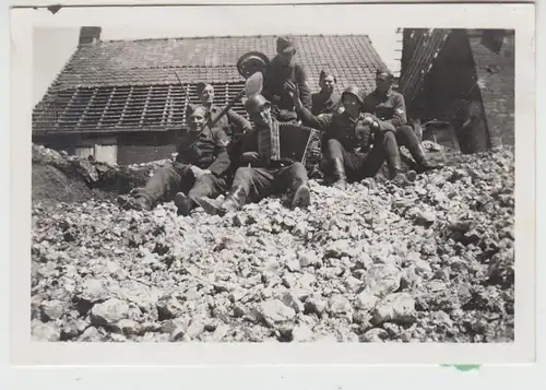 (F28009) Orig. Foto deutsche Soldaten nit Akkordeon an einem Haus 1940er