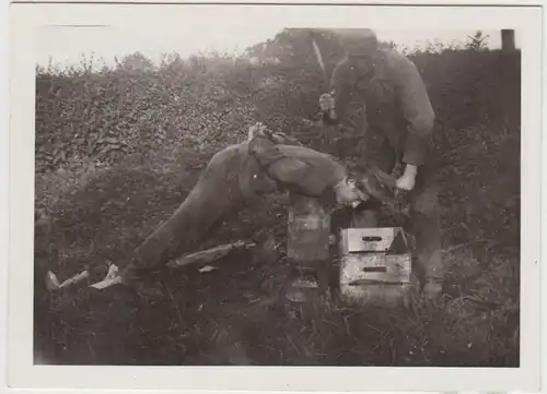 (F28007) Orig. Foto deutsche Soldaten stellen Enthauptung nach 1940er