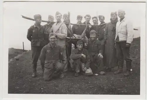 (F28004) Orig. Foto deutsche Soldaten mit erlegtem Reh 1940er