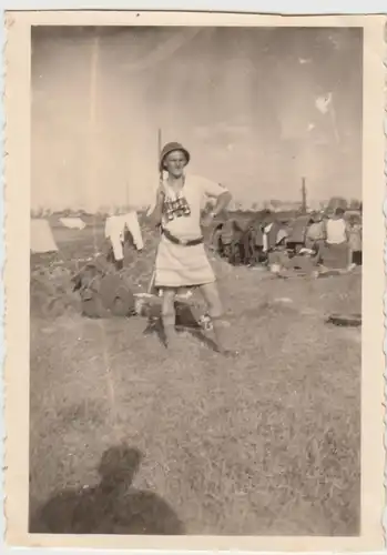 (F28001) Foto deutscher Soldat in lustiger Pose an der Flak-Stellung Glöthe 1942