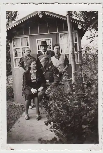 (F27998) Orig. Foto Soldat u. Zivilisten an einem Gartenhäuschen 1940er