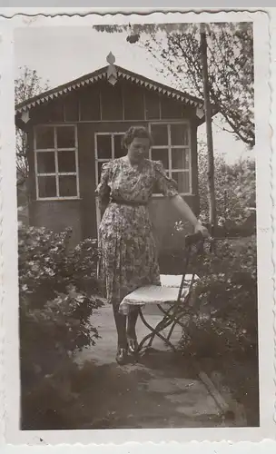 (F27997) Orig. Foto junge Frau an einem Gartenhäuschen 1940er