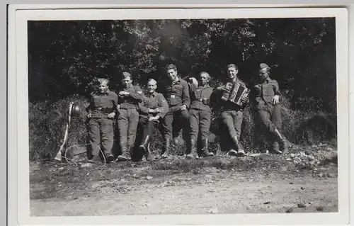 (F27992) Orig. Foto deutsche Soldaten mit Akkordeon im Freien 1942