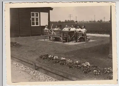 (F27986) Orig. Foto Sitzgruppe in der Flak-Stellung bei Warschau 1942