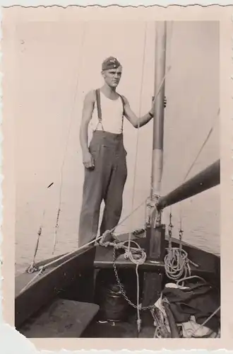 (F27984) Orig. Foto Personen sitzen am Ufer 1942