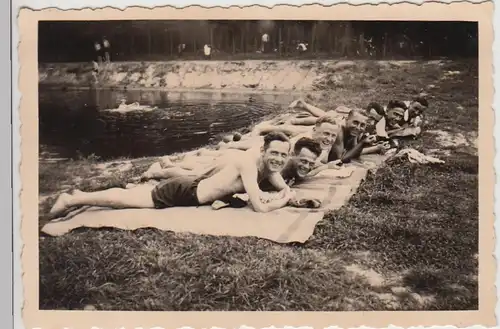 (F27982) Orig. Foto junge Männer liegen auf Wiese, Waldbad 1942