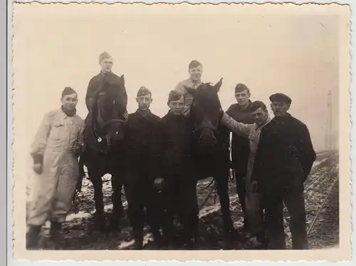 (F27970) Foto deutsche Soldaten m. Pferd an der Flak-Stellung bei Warschau 1940