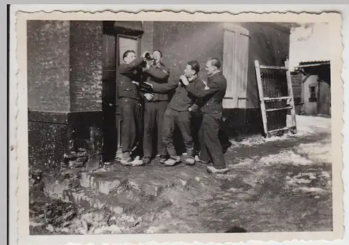 (F27959) Orig. Foto deutsche Soldaten mit Flaschen an einem Haus 1940