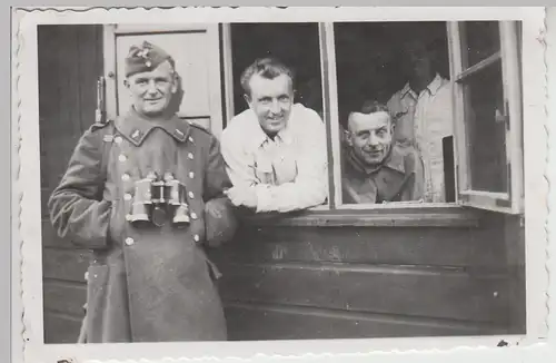 (F27953) Orig. Foto Flak-Stellung Glöthe 1940, Soldaten a. Barackenfenster