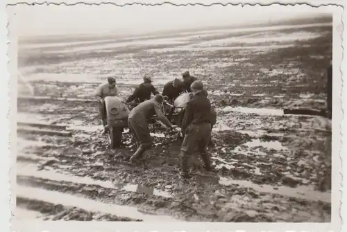 (F27948) Orig. Foto Flak-Stellung Glöthe 1940, im Schlamm nach Schneeschmelze