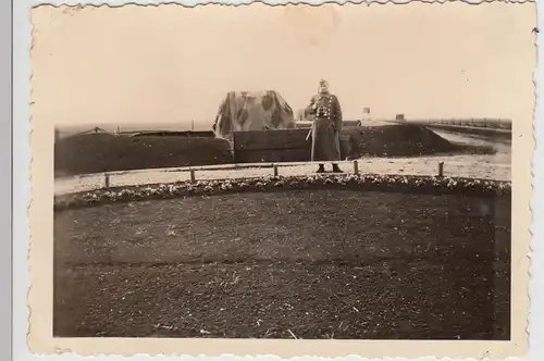 (F27939) Foto Flak-Stellung Glöthe 1940, Soldat wacht ü. getarnte Gerätschaften