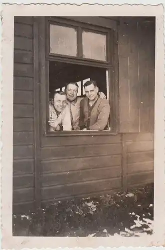 (F27938) Orig. Foto Flak-Stellung Glöthe 1940, Soldaten am Barackenfenster