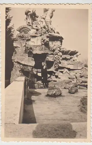 (F27936) Orig. Foto Frau an einem Brunnen, möglw. in Sachsen-Anhalt 1940