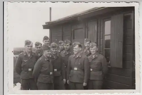 (F27935) Orig. Foto Flak-Stellung Glöthe 1940, Soldaten an Baracke