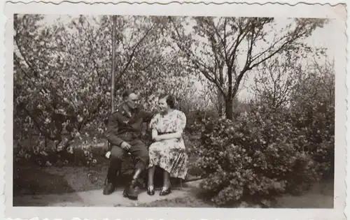 (F27932) Orig. Foto deutscher Soldat mit Frau sitzen im Freien 1940