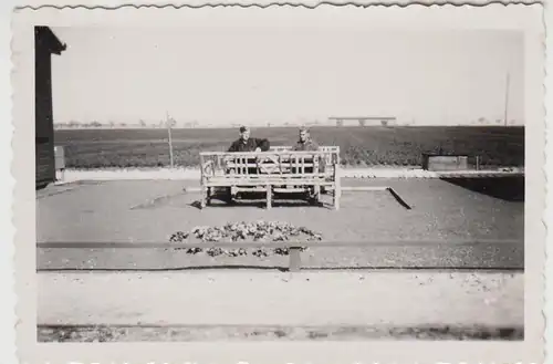 (F27930) Orig. Foto Flak-Stellung Glöthe 1940, Sitzgruppe zwischen Baracken