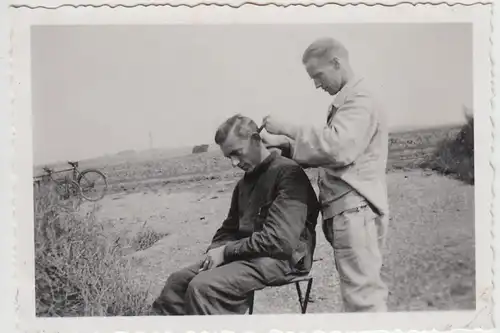 (F27927) Orig. Foto Haarschnitt in der Flak-Stellung Glöthe 1940