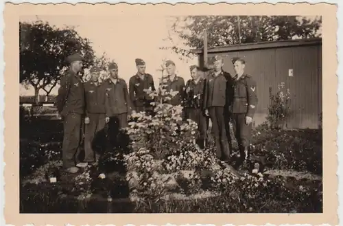 (F27926) Orig. Foto deutsche Soldaten im Freien bei Glöthe 1940
