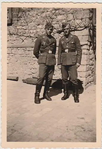 (F27922) Orig. Foto Soldaten Luftwaffe an einem alten Gebäude 1940