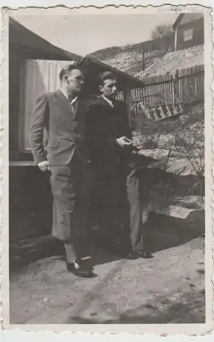 (F27921) Orig. Foto Männer an einer Gartenlaube 1940