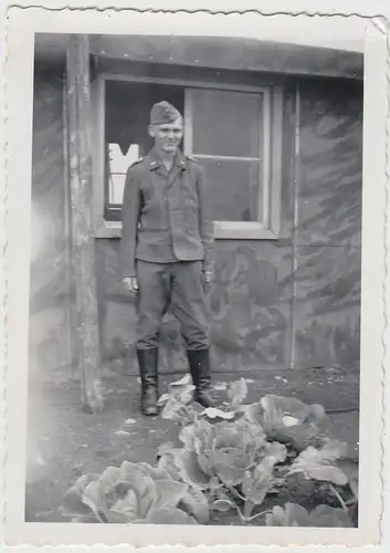 (F27920) Orig. Foto Stellung in Dieskau 1940, Soldat vor Baracke