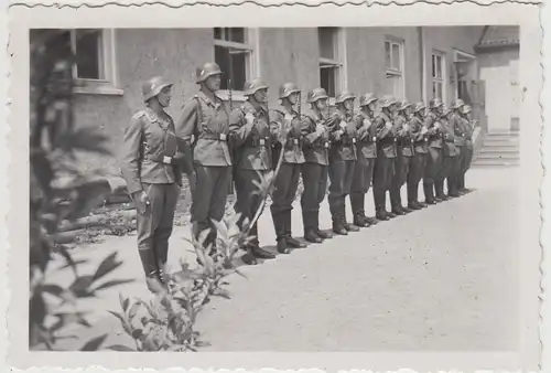 (F27915) Orig. Foto Soldaten angetreten (in oder bei Dieskau) 1940