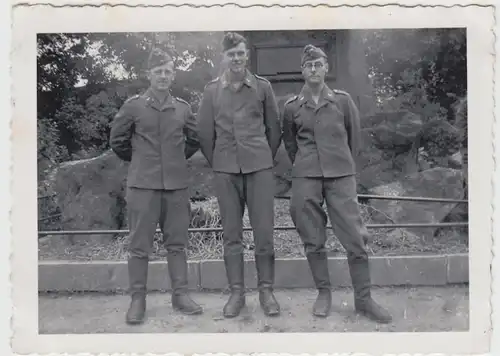 (F27914) Orig. Foto Soldaten vor Denkmal in oder bei Dieskau 1940