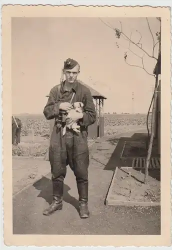(F27913) Orig. Foto Soldat m. Hündchen in der Stellung in Dieskau 1940