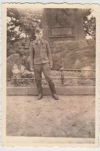 (F27912) Orig. Foto Soldat vor Denkmal in oder bei Dieskau 1940
